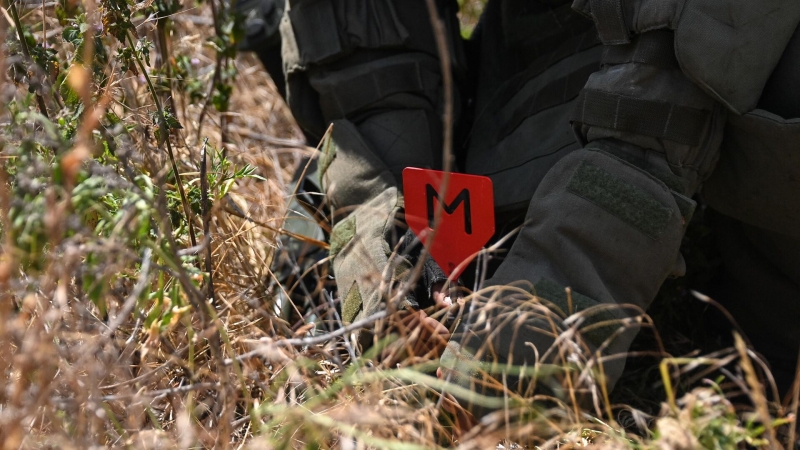 Российские военные проводят разминирование на авдеевском направлении