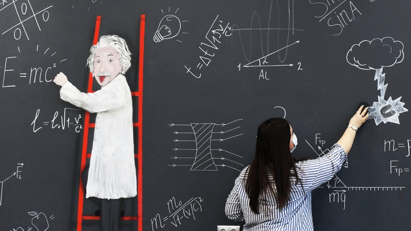 Путин заявил об особом уважении к труду учителей