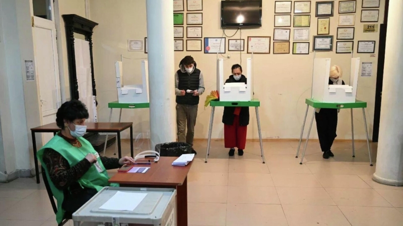 Президент Грузии одной из первых проголосовала на парламентских выборах