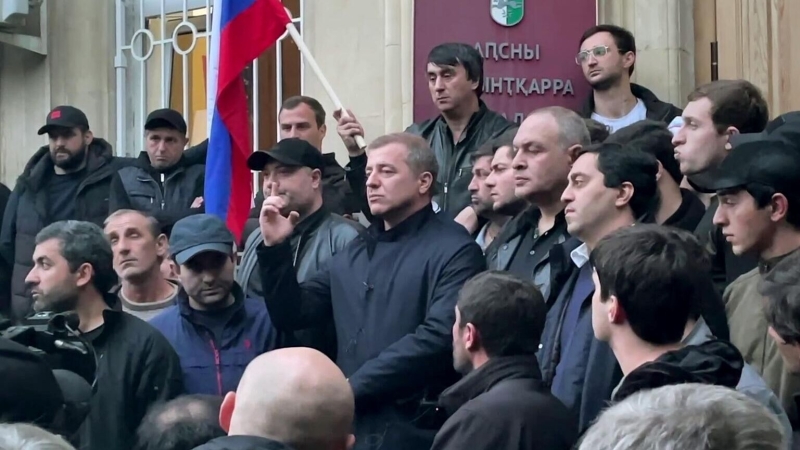 Абхазский депутат призвал протестующих вернуться в конституционное поле