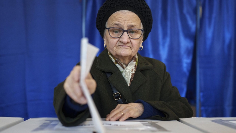 Сторонник союза с Россией обгоняет премьера Чолаку на выборах главы Румынии