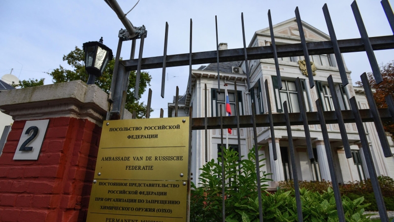 Россияне не обращались в посольство в Нидерландах по картам Газпромбанка