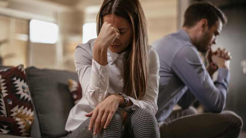 Тревожный тип привязанности: причины, признаки, советы психологов