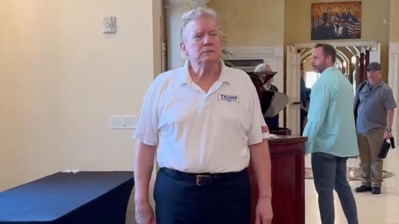 В соцсетях разгорелись споры из-за прически Трампа