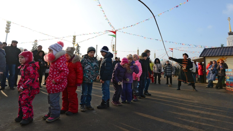 Из ткани, блинов, бумаги: поделки на Масленицу с детьми своими руками