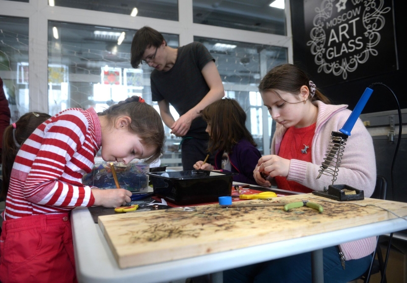 Из ткани, блинов, бумаги: поделки на Масленицу с детьми своими руками