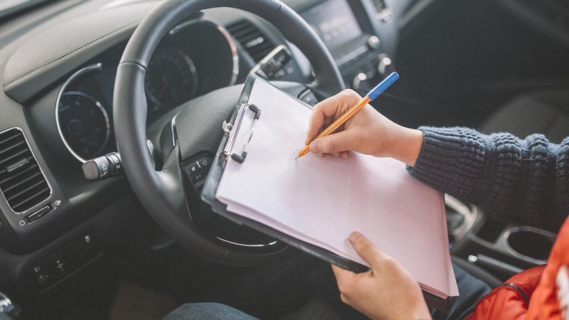 Штраф за проезд на красный свет 2025: размер, как оплатить или обжаловать