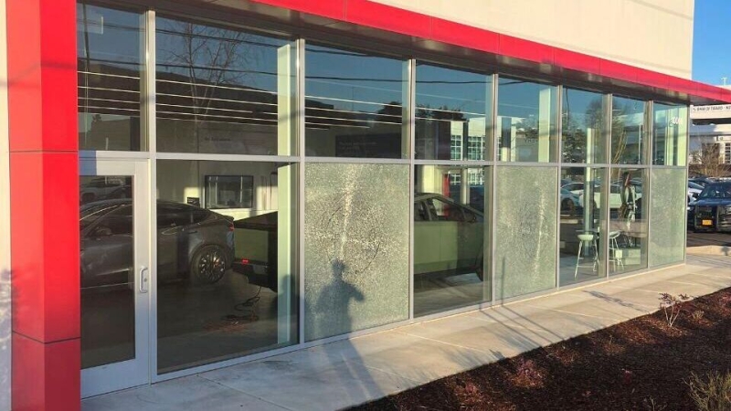 Во Франции подожгли более десяти зарядных станций Tesla