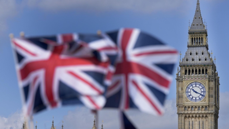 Уволенного из-за комментариев в WhatsApp британского чиновника не накажут