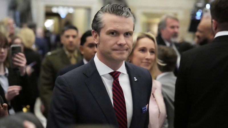 Сенатор-демократ призвала уволить Хегсета из-за скандала с утечкой данных