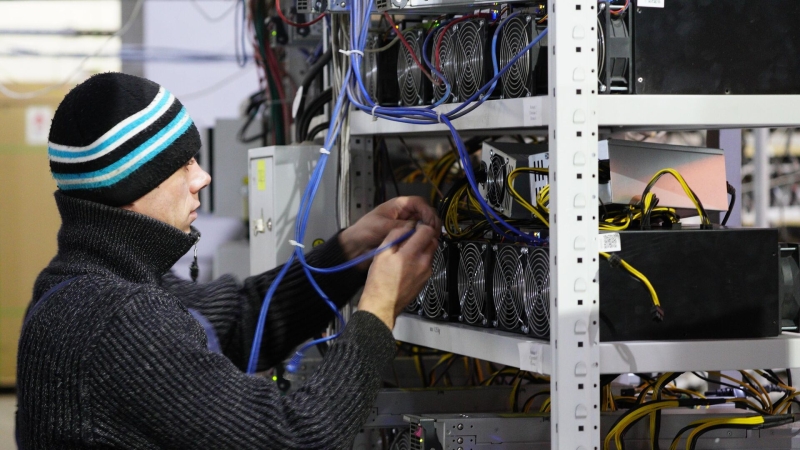 В России не нужны особые стимулы для майнинга криптовалют, заявил эксперт