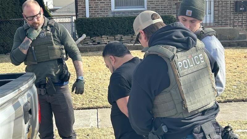 В США сравнили депортацию мигрантов с работой службы доставки Amazon