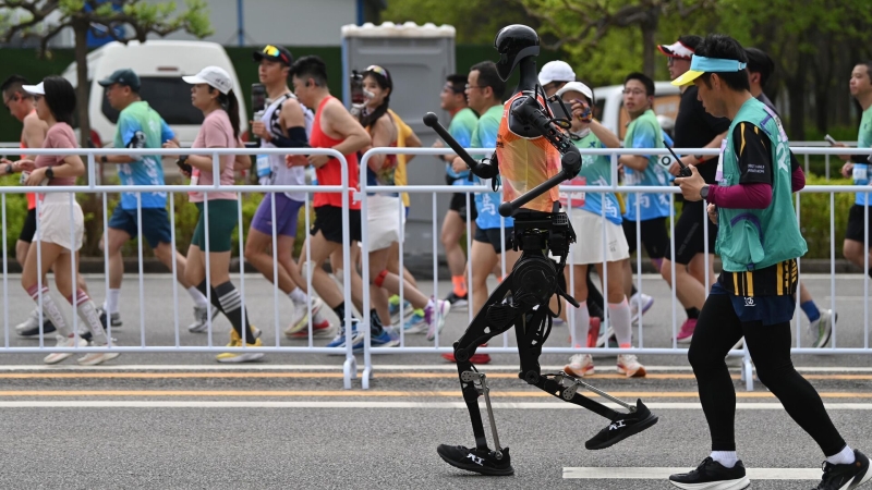 В Пекине прошел первый в мире полумарафон людей и роботов