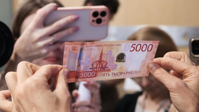 В Госдуме предложили обновить дизайн сторублевой купюры