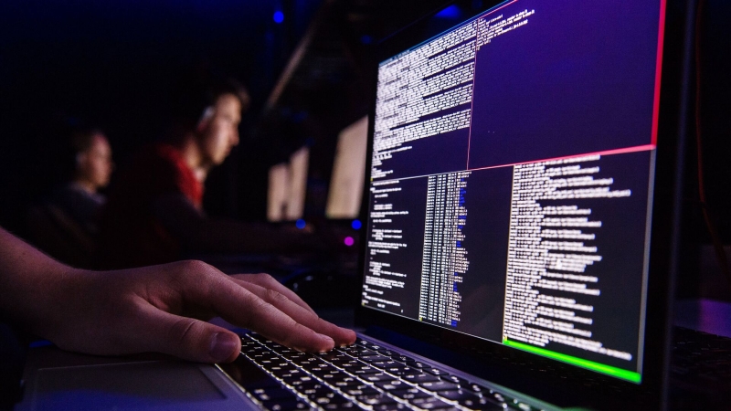 Хакеры получили доступ к контактам главы аппарата Белого дома, пишут СМИ