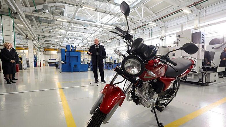 Путин осмотрел выставку достижений белорусского автопрома