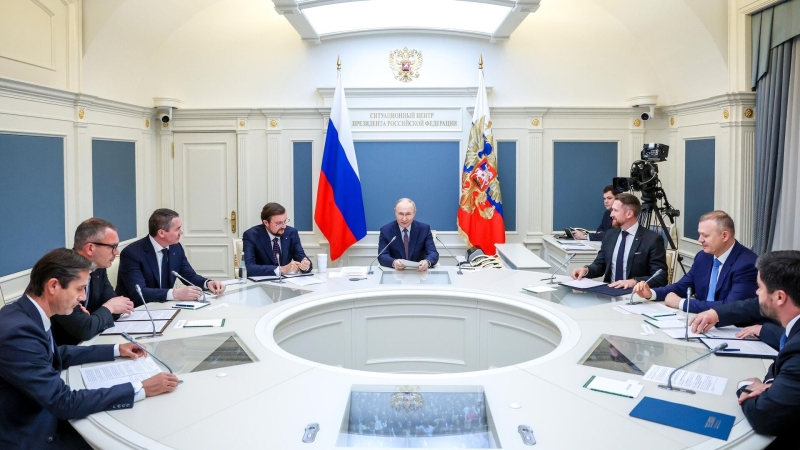 Мантуров рассказал, как поддерживает российских производителей