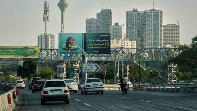 СМИ: только половина банков будут работать в Тегеране 18 июня