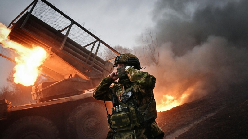 Минобороны показало, как украинский солдат пытался сбить российский дрон