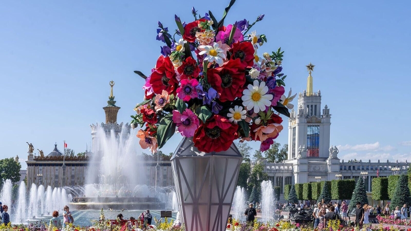 На Главной аллее ВДНХ появился новый арт-объект