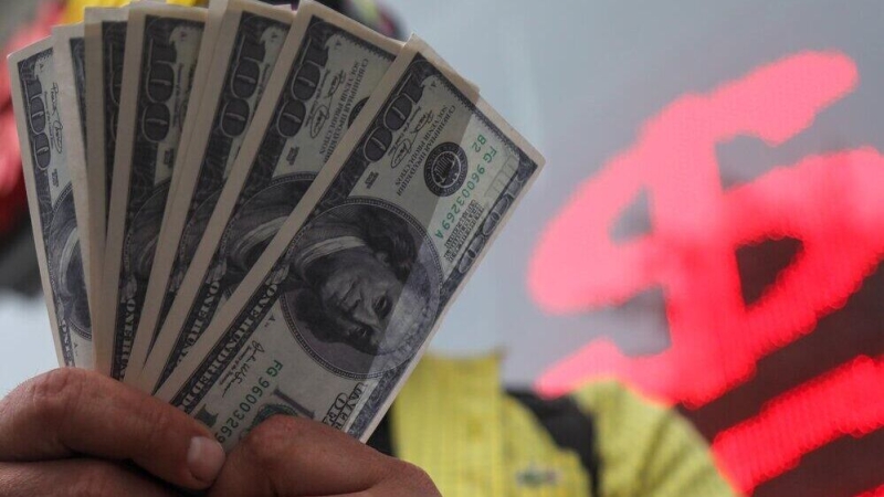 Экономист объяснил, где можно купить доллары выгоднее, чем в банке