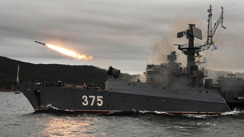 Балтийский флот уничтожил корабль условного противника на учениях