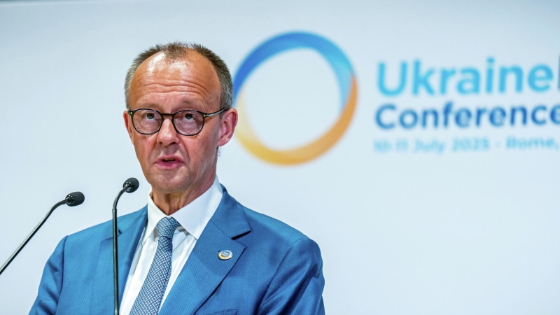 В соцсетях восприняли падение тарелки из рук Мерца как метафору