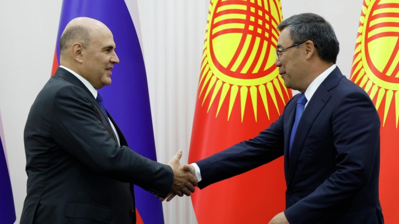 Мишустин передал президенту Киргизии учебники русского языка для школ