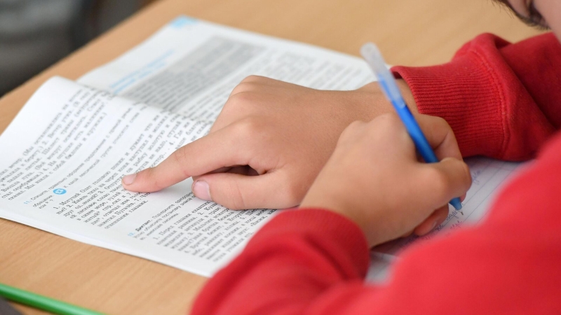 Мишустин передал президенту Киргизии учебники русского языка для школ