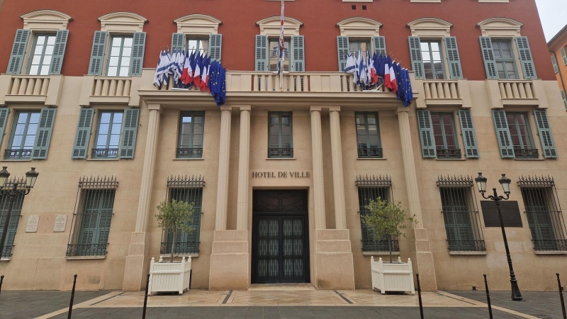 Суд Франции обязал мэрию города ежедневно платить штраф за флаг Палестины