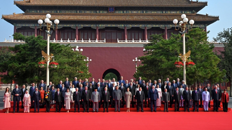 Си Цзиньпин переговаривался с Путиным и Ким Чен Ыном во время парада