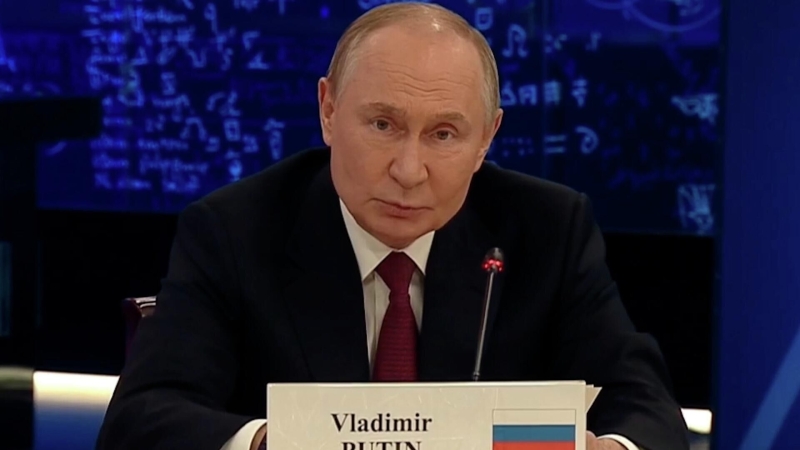 Путин и Лихачев показали гостям атомного форума макет необычного реактора