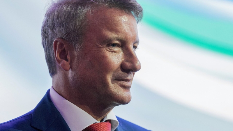 Греф заявил, что ИИ пока не готов заменить его