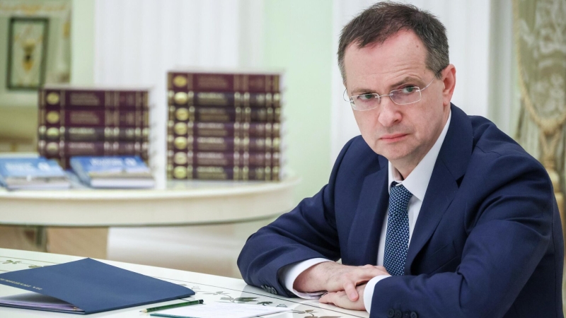 Кравцов показал макеты новых учебников по обществознанию