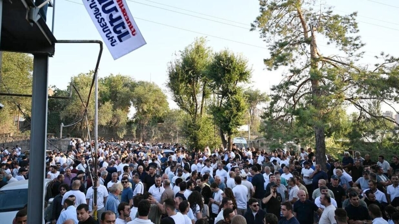 Движение Карапетяна пообещало предложить приемлемого кандидата в премьеры