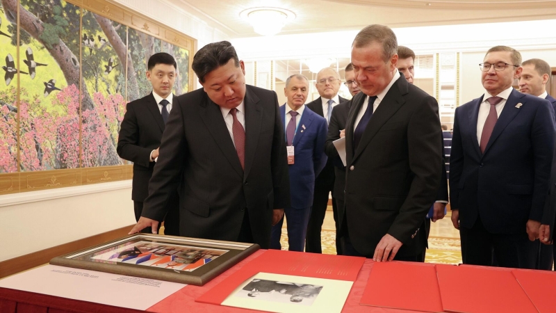 Ким Чен Ын посетил мавзолей, где захоронены его дед и отец