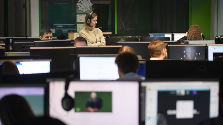 Путин отметил профессионализм журналистов RT