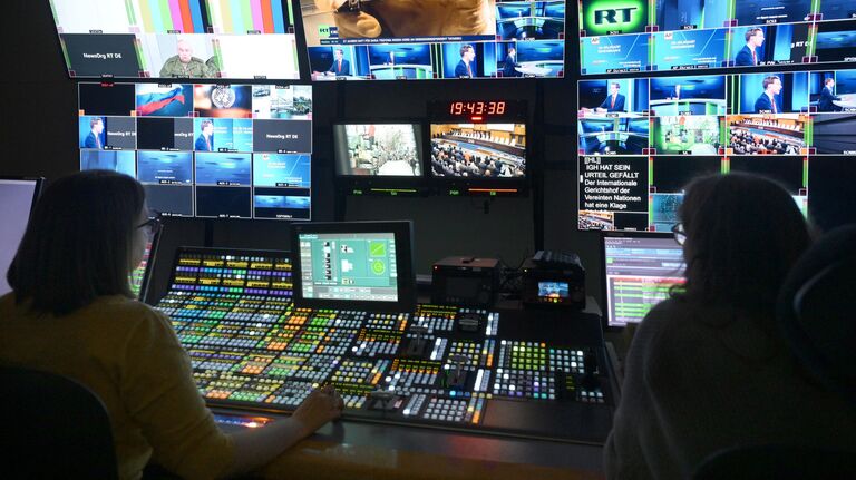 Путин отметил профессионализм журналистов RT