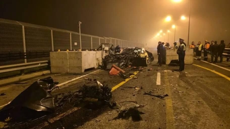 В Челябинске автобус въехал в опору моста