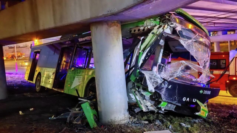 В Челябинске автобус въехал в опору моста