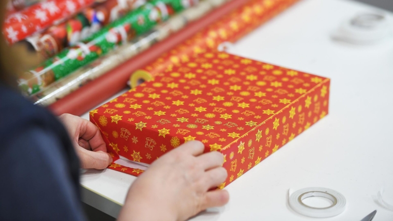 Россиян предупредили о схеме мошенников с доставкой подарков