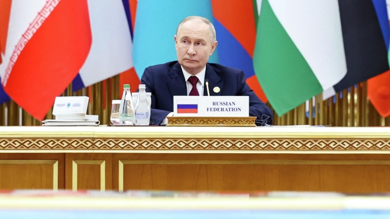 Появились кадры общения Путина и Эрдогана в автобусе в Ашхабаде