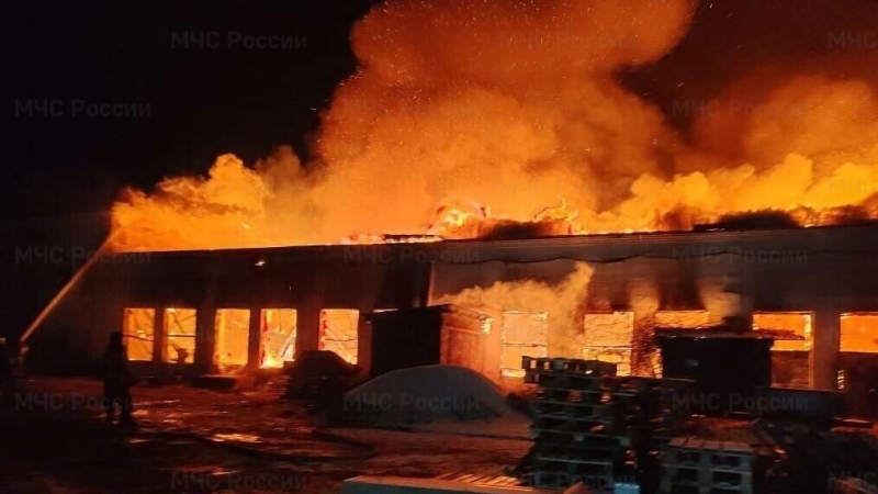 В Находке ликвидировали пожар на складе