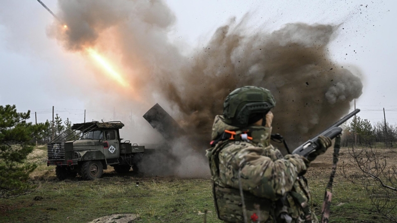 Минобороны показало бойцов ВС России с триколором в Ровном